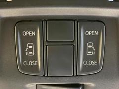 【問合せ：０７４９-２７-４９０７】【両側パワースライドドア】スマートキーや運転席のスイッチで後席両側スライドドアの開閉が可能♪電動だから力を入れてドアを開ける必要が無く、小さなお子様でも簡単開閉。 6