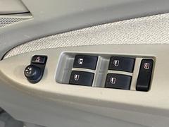 【電動格納ミラー】サイドミラーは電動格納式となっており、狭い駐車場でもキズがつくリスクを抑えられます。 6