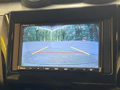 【バックカメラ】駐車時に後方がリアルタイム映像で確認できます。大型商業施設や立体駐車場での駐車時や、夜間のバック時に大活躍！運転スキルに関わらず、今や必須となった装備のひとつです！ 4