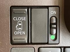 【パワースライドドア】スマートキーや運転席のスイッチでスライドドアの開閉が可能♪電動だから力を入れてドアを開ける必要が無く、小さいお子様でも、重い荷物を持っている時もラクに開け閉めできます♪ 5