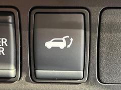 【パワーバックドア】スマートキーや運転席のボタンを押すだけでリアゲートが自動で開閉します！荷物を持っている時や、高い位置にあるバックドアを閉める際に便利な機能です♪ 6