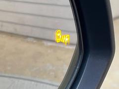 【ブラインドスポットモニター】走行中、ドアミラーの死角になりやすい箇所に後続車が接近するとサイドミラーのレンズに警告を表示！ドライバーに注意喚起をしてくれます。 5