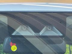 【衝突軽減ブレーキ】走行中に前方の車両等を認識し、衝突しそうな時は警報とブレーキで衝突回避と被害軽減をアシスト。より安全にドライブをお楽しみいただけます。 5