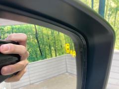 【ブラインドスポットモニタリング】走行中、ドアミラーの死角になりやすい箇所に後続車が接近するとサイドミラー付近に警告を表示、ドライバーに注意喚起をしてくれます。 5