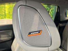 【ＢＯＳＥサウンドシステム】メーカーオプションの高品位サウンドシステムを搭載。専用のチューニングが施された大小様々なスピーカーから良質なサウンドが奏でられ、臨場感あふれる音響空間を演出します。 3