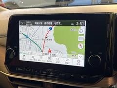 【メーカー９型ナビ】インテリアに溶け込むスタイリッシュな「専用設計」メーカーナビを装備♪視認性や操作性など基本性能にも優れ、より上質なカーライフをお楽しみいただけます。 4