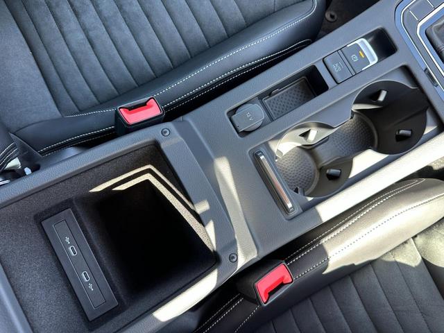 ●エレクトロニックパーキングブレーキ／オートホールド機能／ＵＳＢポート（Ｔｙｐｅ−Ｃ）／１２Ｖ電源ソケット／カップホルダー（前席２個）