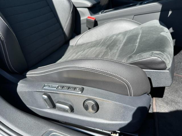 ●パワーシート（運転席／助手席＜前後／高さ／角度／リクライニング＞、運転席メモリー付）／パワーランバーサポート（運転席／助手席）／シートマッサージ機能（運転席）