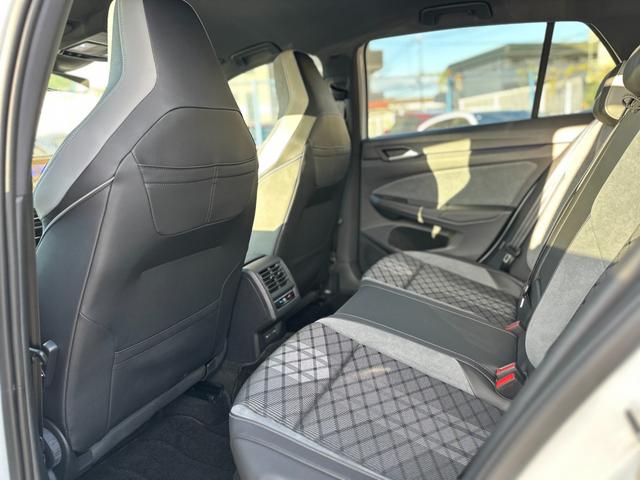 ゴルフ ＴＤＩ　Ｒライン　プラチナムエディション　ＤＣＣパッケージ・ナビ・フルセグＴＶ・ＥＴＣ２．０・シートヒーター・ステアリングヒーター・ワイヤレスチャージャー・レーダークルーズコントロール・バックカメラ・メーカー保証継承（50枚目）