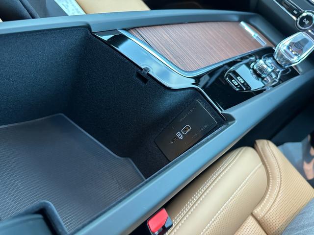 ＸＣ６０ ウルトラ　Ｂ５　ＡＷＤ　茶革シート・サンルーフ・ハーマンカードン・クリスタルシフトノブ・Ｇｏｏｇｌｅナビ・ワイヤレスチャージャー・シートヒーター・シートエアコン・ステアリングヒーター・フットトランクオープナー（44枚目）