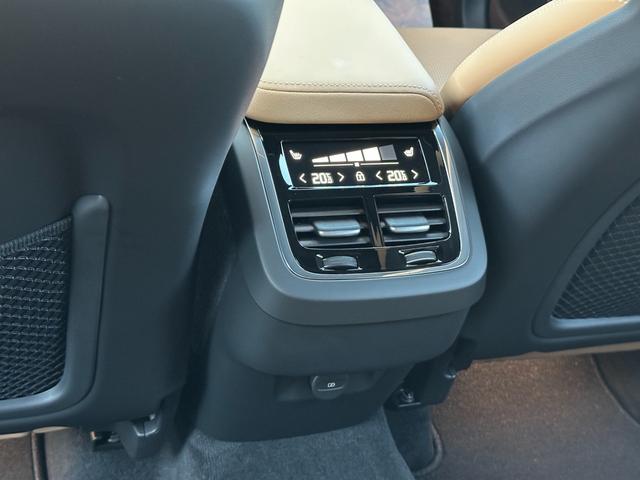 ＸＣ６０ ウルトラ　Ｂ５　ＡＷＤ　茶革シート・サンルーフ・ハーマンカードン・クリスタルシフトノブ・Ｇｏｏｇｌｅナビ・ワイヤレスチャージャー・シートヒーター・シートエアコン・ステアリングヒーター・フットトランクオープナー（54枚目）