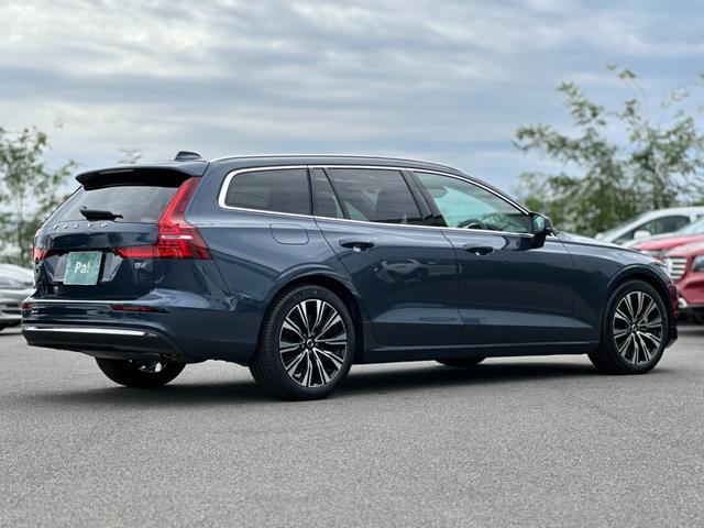 Ｖ６０ ウルトラ　Ｂ４　登録済未使用車・ハーマンカードン・白革シート・クリスタルシフトノブ・Ｇｏｏｇｌｅナビ・パワーシート・シートヒーター・シートエアコン・ステアリングヒーター・フットトランクオープナー・ワイヤレスチャージャ（12枚目）