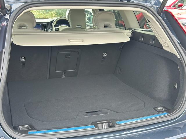 Ｖ６０ ウルトラ　Ｂ４　登録済未使用車・ハーマンカードン・白革シート・クリスタルシフトノブ・Ｇｏｏｇｌｅナビ・パワーシート・シートヒーター・シートエアコン・ステアリングヒーター・フットトランクオープナー・ワイヤレスチャージャ（18枚目）