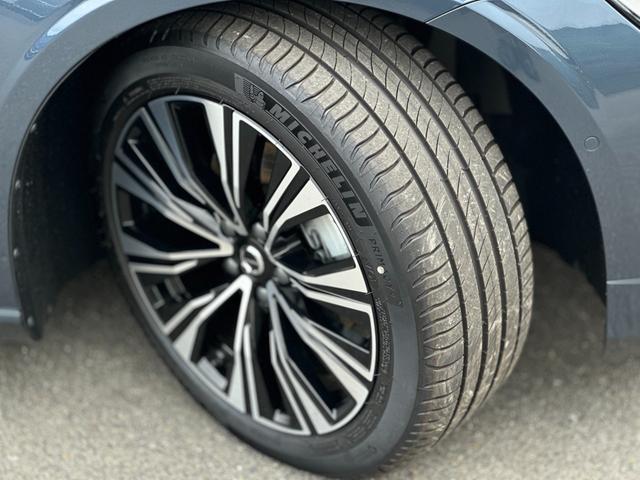 Ｖ６０ ウルトラ　Ｂ４　登録済未使用車・ハーマンカードン・白革シート・クリスタルシフトノブ・Ｇｏｏｇｌｅナビ・パワーシート・シートヒーター・シートエアコン・ステアリングヒーター・フットトランクオープナー・ワイヤレスチャージャ（24枚目）