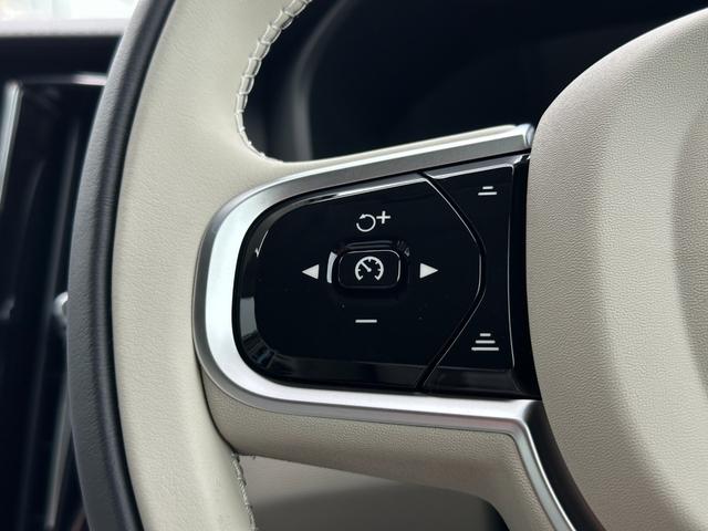 Ｖ６０ ウルトラ　Ｂ４　登録済未使用車・ハーマンカードン・白革シート・クリスタルシフトノブ・Ｇｏｏｇｌｅナビ・パワーシート・シートヒーター・シートエアコン・ステアリングヒーター・フットトランクオープナー・ワイヤレスチャージャ（30枚目）