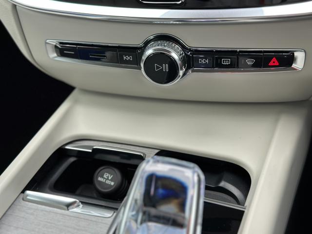 Ｖ６０ ウルトラ　Ｂ４　登録済未使用車・ハーマンカードン・白革シート・クリスタルシフトノブ・Ｇｏｏｇｌｅナビ・パワーシート・シートヒーター・シートエアコン・ステアリングヒーター・フットトランクオープナー・ワイヤレスチャージャ（42枚目）