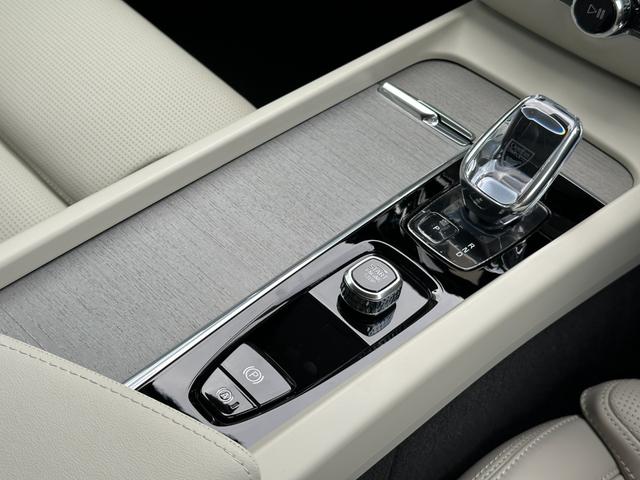 Ｖ６０ ウルトラ　Ｂ４　登録済未使用車・ハーマンカードン・白革シート・クリスタルシフトノブ・Ｇｏｏｇｌｅナビ・パワーシート・シートヒーター・シートエアコン・ステアリングヒーター・フットトランクオープナー・ワイヤレスチャージャ（43枚目）