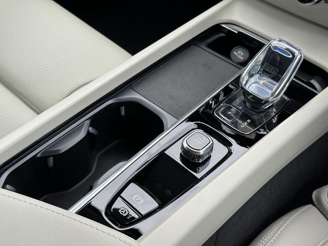 Ｖ６０ ウルトラ　Ｂ４　登録済未使用車・ハーマンカードン・白革シート・クリスタルシフトノブ・Ｇｏｏｇｌｅナビ・パワーシート・シートヒーター・シートエアコン・ステアリングヒーター・フットトランクオープナー・ワイヤレスチャージャ（44枚目）