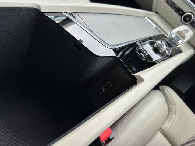 Ｖ６０ ウルトラ　Ｂ４　登録済未使用車・ハーマンカードン・白革シート・クリスタルシフトノブ・Ｇｏｏｇｌｅナビ・パワーシート・シートヒーター・シートエアコン・ステアリングヒーター・フットトランクオープナー・ワイヤレスチャージャ（46枚目）