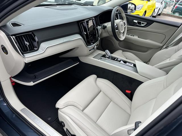 Ｖ６０ ウルトラ　Ｂ４　登録済未使用車・ハーマンカードン・白革シート・クリスタルシフトノブ・Ｇｏｏｇｌｅナビ・パワーシート・シートヒーター・シートエアコン・ステアリングヒーター・フットトランクオープナー・ワイヤレスチャージャ（50枚目）