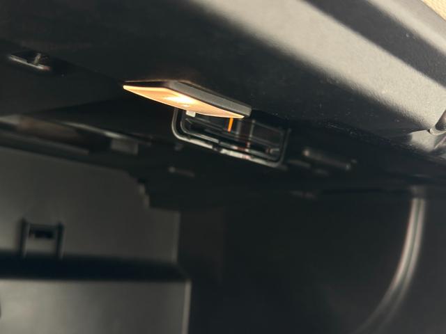 Ｖ６０ ウルトラ　Ｂ４　登録済未使用車・ハーマンカードン・白革シート・クリスタルシフトノブ・Ｇｏｏｇｌｅナビ・パワーシート・シートヒーター・シートエアコン・ステアリングヒーター・フットトランクオープナー・ワイヤレスチャージャ（51枚目）