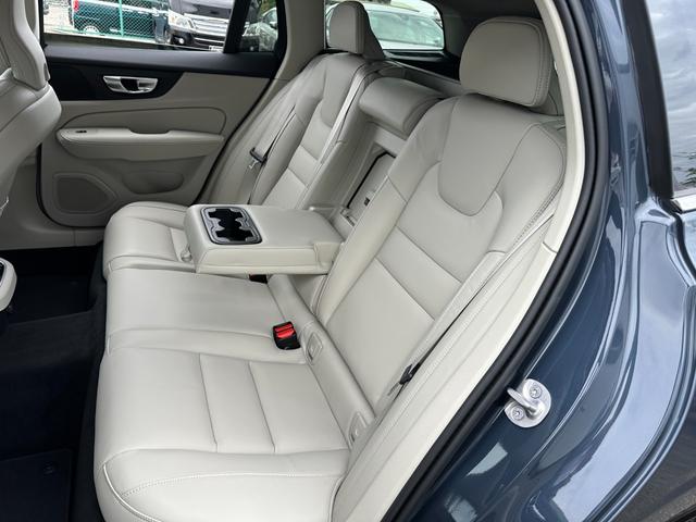 Ｖ６０ ウルトラ　Ｂ４　登録済未使用車・ハーマンカードン・白革シート・クリスタルシフトノブ・Ｇｏｏｇｌｅナビ・パワーシート・シートヒーター・シートエアコン・ステアリングヒーター・フットトランクオープナー・ワイヤレスチャージャ（54枚目）