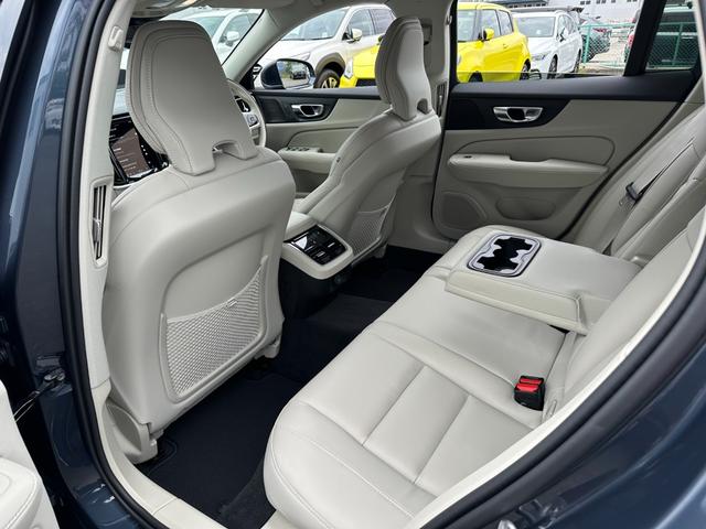 Ｖ６０ ウルトラ　Ｂ４　登録済未使用車・ハーマンカードン・白革シート・クリスタルシフトノブ・Ｇｏｏｇｌｅナビ・パワーシート・シートヒーター・シートエアコン・ステアリングヒーター・フットトランクオープナー・ワイヤレスチャージャ（55枚目）