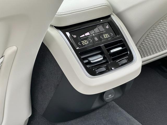 Ｖ６０ ウルトラ　Ｂ４　登録済未使用車・ハーマンカードン・白革シート・クリスタルシフトノブ・Ｇｏｏｇｌｅナビ・パワーシート・シートヒーター・シートエアコン・ステアリングヒーター・フットトランクオープナー・ワイヤレスチャージャ（56枚目）