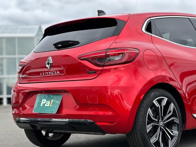 ルーテシア Ｅ－テックフルハイブリッド　レザーパック　禁煙車・ＥＴＣ・Ｂカメラ・前後純正ドラレコ・純正フロアマット・本革シート・シートヒーター・ステアリングヒーター・パーキングアシスト・レーンキープアシスト・スペアキー・保証継承（12枚目）