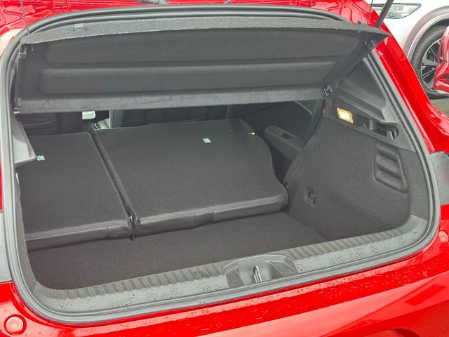 ルーテシア Ｅ－テックフルハイブリッド　レザーパック　禁煙車・ＥＴＣ・Ｂカメラ・前後純正ドラレコ・純正フロアマット・本革シート・シートヒーター・ステアリングヒーター・パーキングアシスト・レーンキープアシスト・スペアキー・保証継承（18枚目）