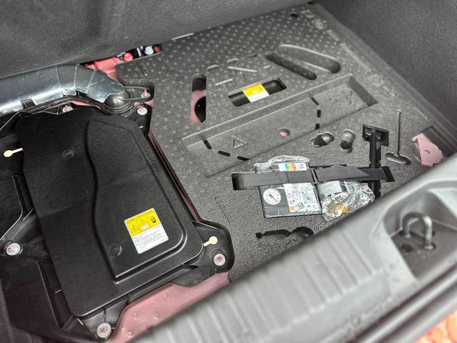 ルーテシア Ｅ－テックフルハイブリッド　レザーパック　禁煙車・ＥＴＣ・Ｂカメラ・前後純正ドラレコ・純正フロアマット・本革シート・シートヒーター・ステアリングヒーター・パーキングアシスト・レーンキープアシスト・スペアキー・保証継承（19枚目）