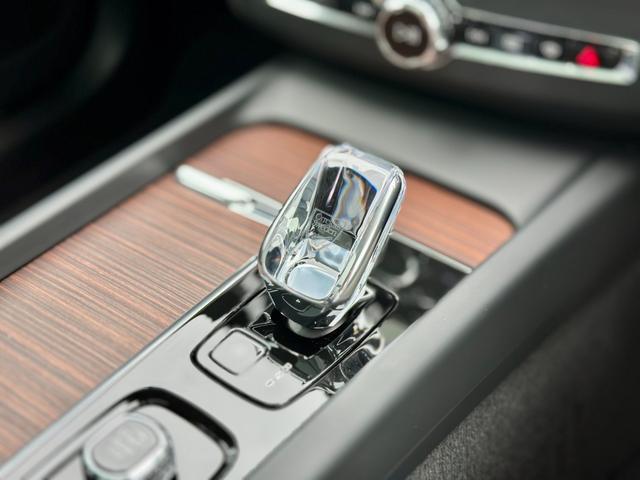 ＸＣ６０ リチャージアルティメトＴ６ＡＷＤプラグインハイブリド　サンルーフ・Ｇｏｏｇｌｅナビ・黒革・クリスタルシフト・ハーマンカードンサウンド・純正前後ドラレコ・アラウンドビューモニター・ＥＴＣ・パワーシート・パワーリアゲート・シートヒーター・メーカー保証継承（40枚目）