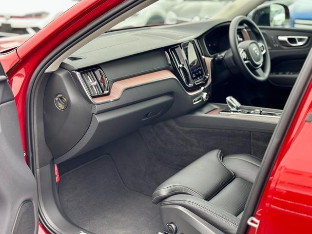 ＸＣ６０ リチャージアルティメトＴ６ＡＷＤプラグインハイブリド　サンルーフ・Ｇｏｏｇｌｅナビ・黒革・クリスタルシフト・ハーマンカードンサウンド・純正前後ドラレコ・アラウンドビューモニター・ＥＴＣ・パワーシート・パワーリアゲート・シートヒーター・メーカー保証継承（52枚目）