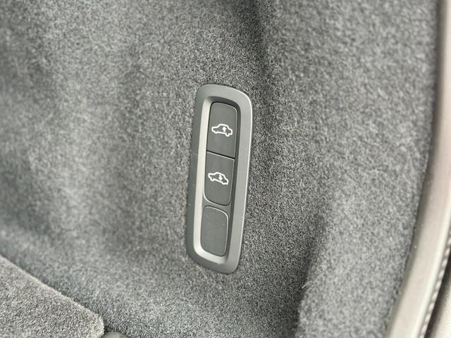 ＸＣ６０ リチャージアルティメトＴ６ＡＷＤプラグインハイブリド　サンルーフ・Ｇｏｏｇｌｅナビ・黒革・クリスタルシフト・ハーマンカードンサウンド・純正前後ドラレコ・アラウンドビューモニター・ＥＴＣ・パワーシート・パワーリアゲート・シートヒーター・メーカー保証継承（65枚目）