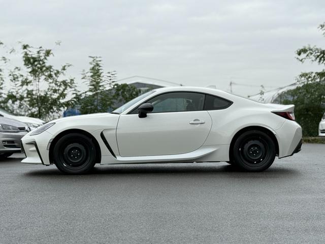 GR86  2.4カップカーベーシック登録済未使用車・6MT・ロールゲージ(6点式+サイドバー)・空冷式エンジンオイルクーラー・LEDヘッドランプ・スマートキー・スペアキー・禁煙車・保証継承(15枚目)