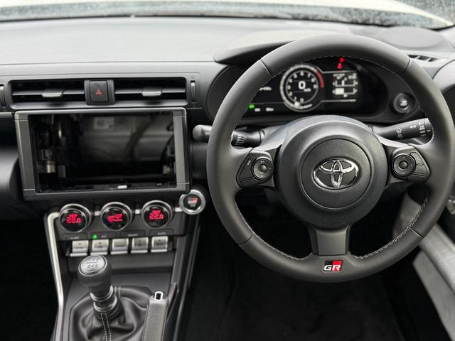 GR86  2.4カップカーベーシック登録済未使用車・6MT・ロールゲージ(6点式+サイドバー)・空冷式エンジンオイルクーラー・LEDヘッドランプ・スマートキー・スペアキー・禁煙車・保証継承(22枚目)