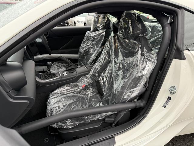GR86  2.4カップカーベーシック登録済未使用車・6MT・ロールゲージ(6点式+サイドバー)・空冷式エンジンオイルクーラー・LEDヘッドランプ・スマートキー・スペアキー・禁煙車・保証継承(33枚目)