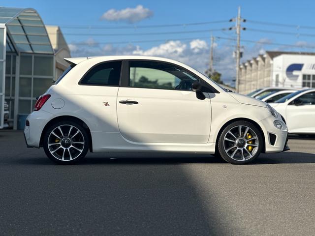 アバルト695 ツーリズモ 7インチディスプレイオーディオ・beatsサウンド・Sabeltスポーツシート・Bremboキャリパー・レコードモンツァエキゾーストシステム・スペアキー・禁煙車・保証継承(11枚目)