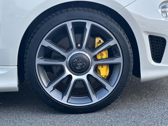 アバルト695 ツーリズモ 7インチディスプレイオーディオ・beatsサウンド・Sabeltスポーツシート・Bremboキャリパー・レコードモンツァエキゾーストシステム・スペアキー・禁煙車・保証継承(20枚目)