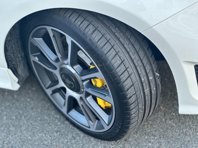 アバルト695 ツーリズモ 7インチディスプレイオーディオ・beatsサウンド・Sabeltスポーツシート・Bremboキャリパー・レコードモンツァエキゾーストシステム・スペアキー・禁煙車・保証継承(21枚目)