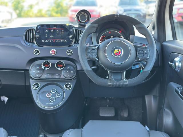 アバルト695 ツーリズモ 7インチディスプレイオーディオ・beatsサウンド・Sabeltスポーツシート・Bremboキャリパー・レコードモンツァエキゾーストシステム・スペアキー・禁煙車・保証継承(23枚目)