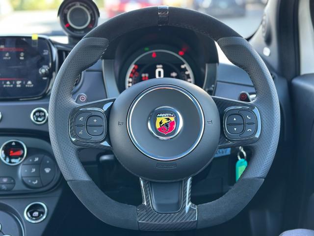 アバルト695 ツーリズモ 7インチディスプレイオーディオ・beatsサウンド・Sabeltスポーツシート・Bremboキャリパー・レコードモンツァエキゾーストシステム・スペアキー・禁煙車・保証継承(24枚目)