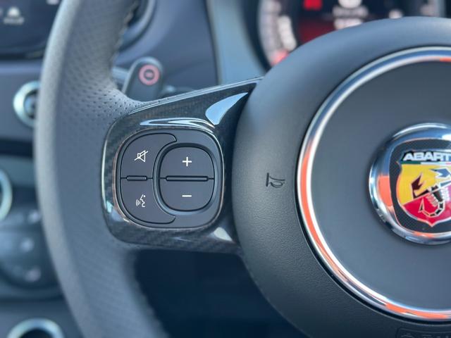 アバルト695 ツーリズモ 7インチディスプレイオーディオ・beatsサウンド・Sabeltスポーツシート・Bremboキャリパー・レコードモンツァエキゾーストシステム・スペアキー・禁煙車・保証継承(25枚目)