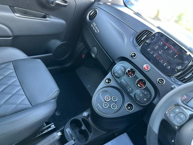 アバルト695 ツーリズモ 7インチディスプレイオーディオ・beatsサウンド・Sabeltスポーツシート・Bremboキャリパー・レコードモンツァエキゾーストシステム・スペアキー・禁煙車・保証継承(30枚目)