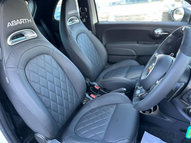 アバルト695 ツーリズモ 7インチディスプレイオーディオ・beatsサウンド・Sabeltスポーツシート・Bremboキャリパー・レコードモンツァエキゾーストシステム・スペアキー・禁煙車・保証継承(41枚目)