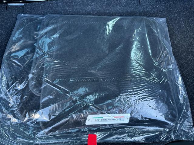 アバルト695 ツーリズモ 7インチディスプレイオーディオ・beatsサウンド・Sabeltスポーツシート・Bremboキャリパー・レコードモンツァエキゾーストシステム・スペアキー・禁煙車・保証継承(50枚目)