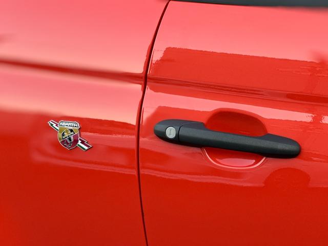 アバルト６９５ コンペティツィオーネ　７インチＤＡ・ｂｅａｔｓサウンド・Ｓａｂｅｌｔスポーツシート・Ｂｒｅｍｂｏキャリパー・レコードモンツァエキゾーストシステム・スペアキー・禁煙車・保証継承（20枚目）