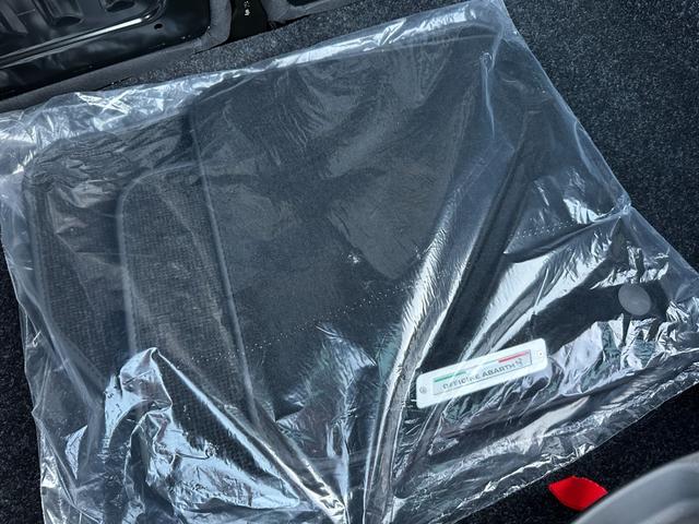 アバルト６９５ コンペティツィオーネ　７インチＤＡ・ｂｅａｔｓサウンド・Ｓａｂｅｌｔスポーツシート・Ｂｒｅｍｂｏキャリパー・レコードモンツァエキゾーストシステム・スペアキー・禁煙車・保証継承（51枚目）