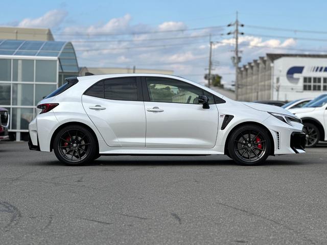 GRカローラ RZ 6速MT・スポーツPKG・8インチディスプレイオーディオプラス・ナビ・カーボンルーフ・JBLサウンド・前後ドラレコ・シートヒーター・Bカメラ・ETC2.0・BSM・スペアキー・保証継承(11枚目)