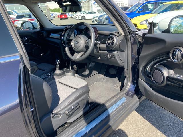 ＭＩＮＩ クーパープレミアムプラスパケージエッセンシャルトリム　ＡＣＣ・パーキングアシスト・前後ドラレコ・ＥＴＣ・バックカメラ・パークディスタンスコントロール・オートエアコン・ワイヤレスチャージ・シートヒーター・禁煙車（7枚目）